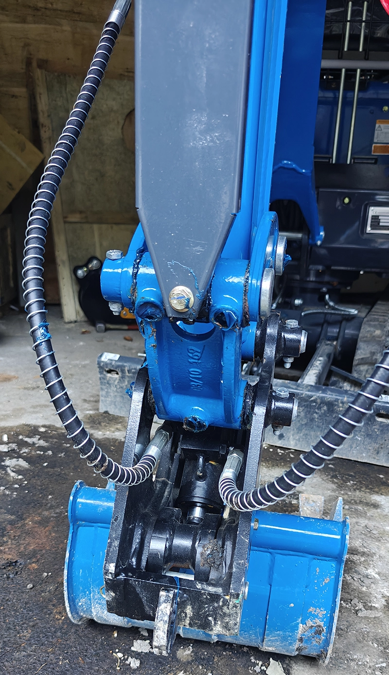 Dettaglio MINIESCAVATORE R15 ECO CON BENNA 40CM E ATTACCO RAPIDO - Foto 3