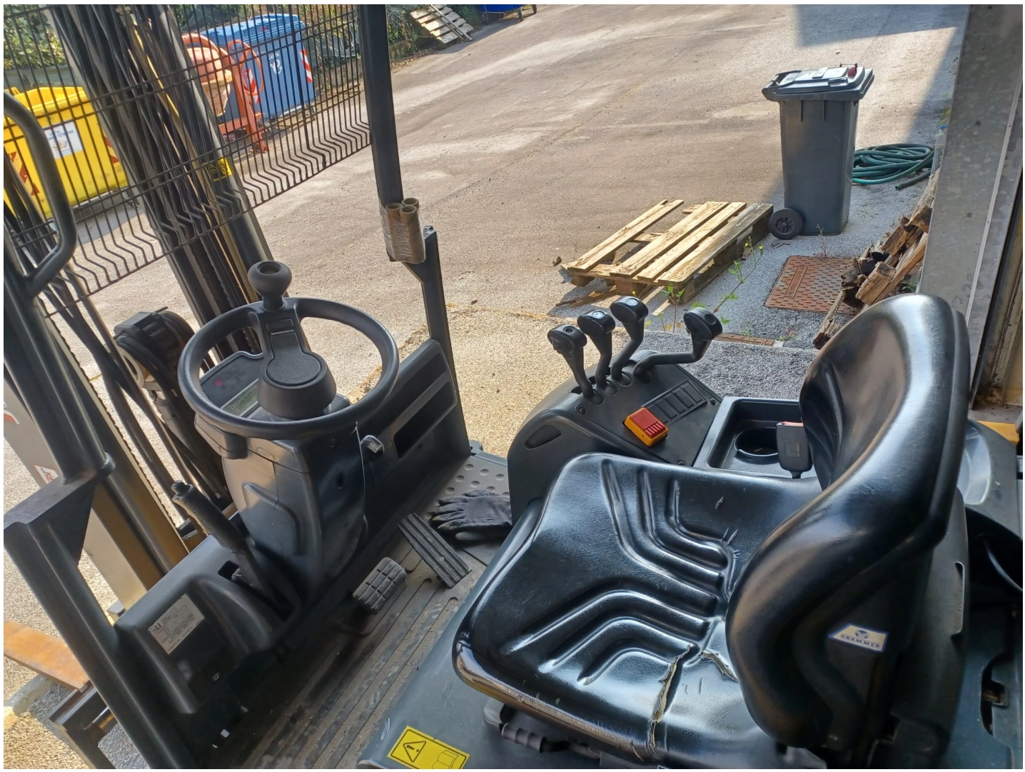 Dettaglio EFG 213-220 a 3 ruote 2t - Foto 3