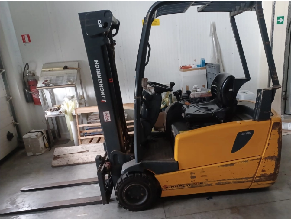 Dettaglio EFG 213-220 a 3 ruote 2t - Foto 1